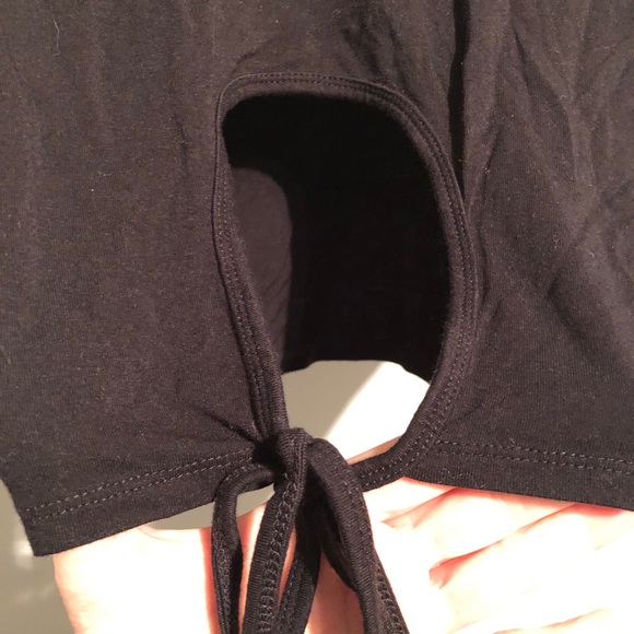 Halter Peekaboo back with tie crop black Large - Picture 3 of 6